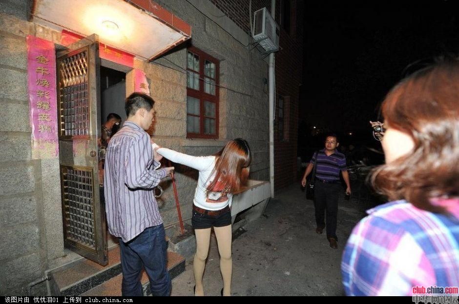 鸡婆暴光下底图片 鸡婆店老板娘图片 鸡婆店女人图片。 鸡婆路上拉客图像(8)(点击浏览下一张趣图)