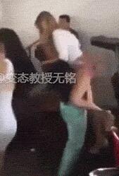 小明强制小红跪舔邪恶动态图：小明摸了小红小鸡 小明被小红虐(6)(点击浏览下一张趣图)