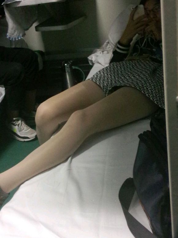 火车美女被占便宜图片图集 做火车里面的图片(2)(点击浏览下一张趣图)