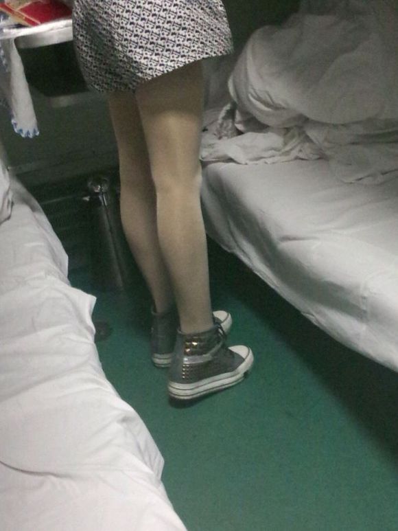 火车美女被占便宜图片图集 做火车里面的图片(4)(点击浏览下一张趣图)