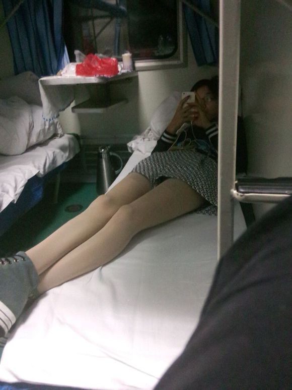 火车美女被占便宜图片图集 做火车里面的图片(8)(点击浏览下一张趣图)