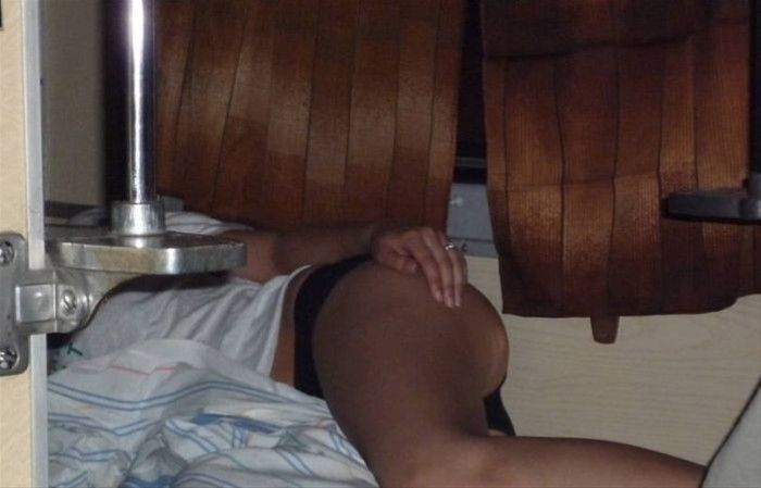 美女自愿被占便宜视频 火车里面硬卧的图片(4)(点击浏览下一张趣图)