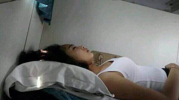 火车软卧女生睡姿图 在火车上打扑克的照片(6)(点击浏览下一张趣图)