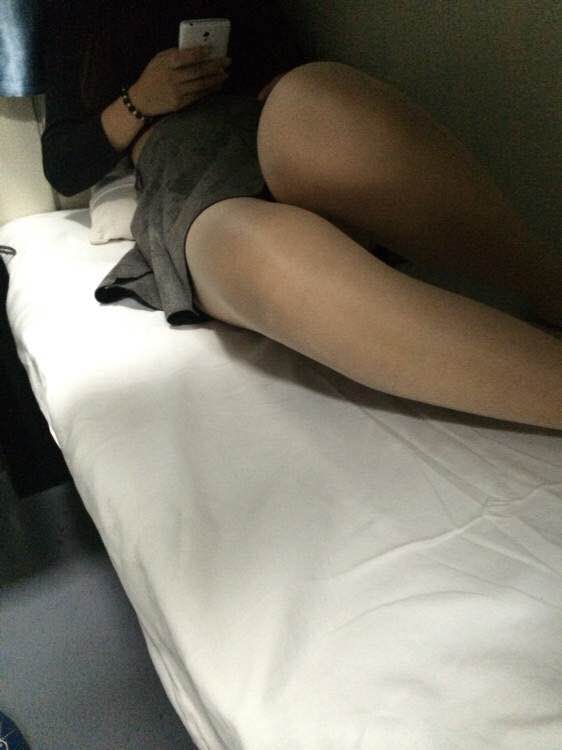 火车软卧女生睡姿图 在火车上打扑克的照片(9)(点击浏览下一张趣图)