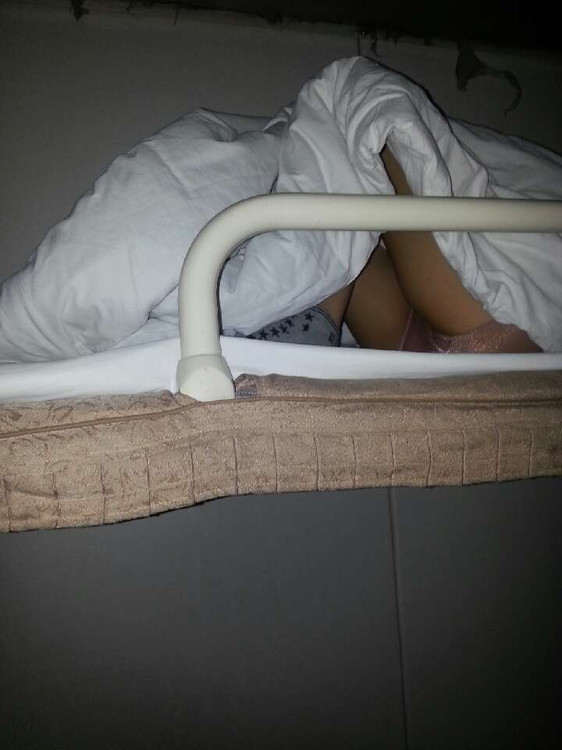 火车软卧女生睡姿图 在火车上打扑克的照片(12)(点击浏览下一张趣图)
