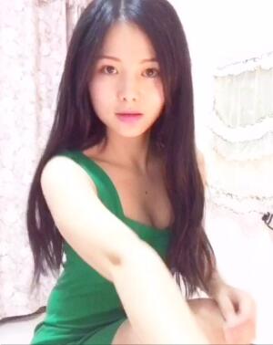 男朋友接吻总爱解我衣 男友吻我胸浑身酥麻 男人解开美女的胸衣动态图(7)(点击浏览下一张趣图)