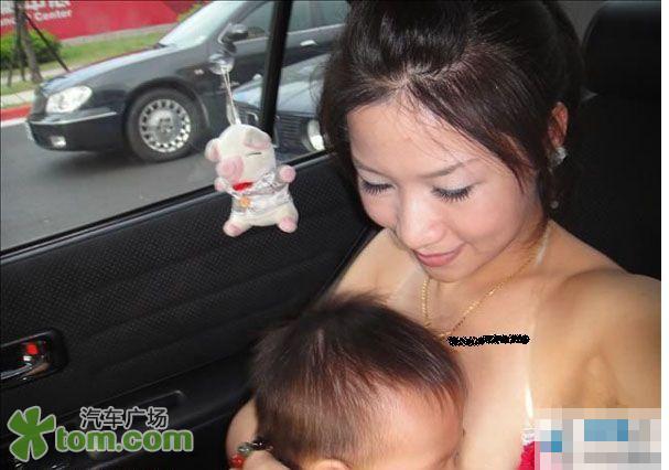 护士喂乳汁图片 用乳汁喂伤员内涵图：医院护士喂母乳视频(3)(点击浏览下一张趣图)