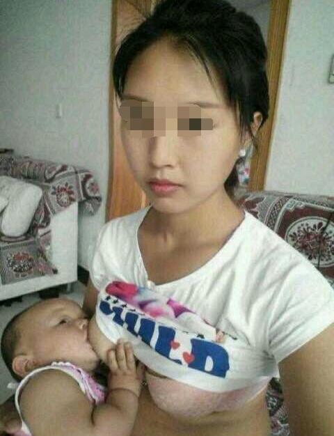 最美护士喂奶图集 护士哺乳图片：护士给成年男病人喂奶(4)(点击浏览下一张趣图)