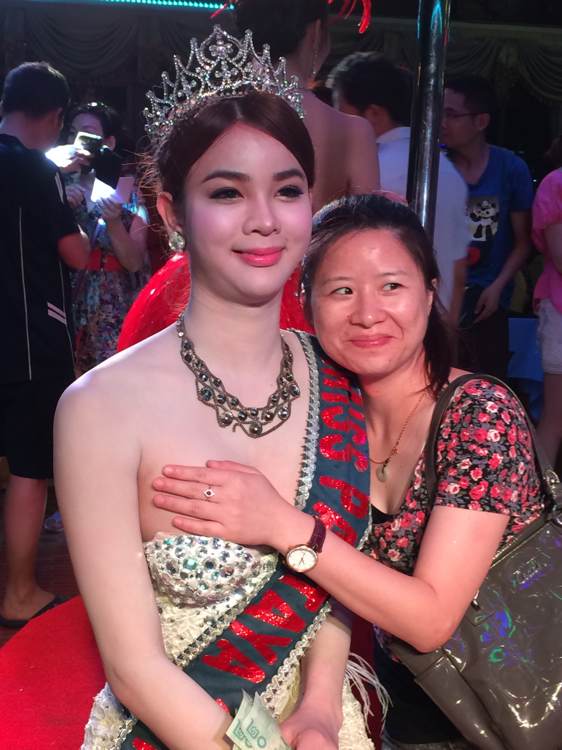 人妖老了以后的照片 变性后悔亲身经历 高清人妖生器照片(点击浏览下一张趣图)
