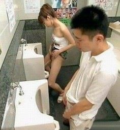 女孩子穿裙子蹲着小便 上街忘记穿内裤内涵图片(点击浏览下一张趣图)