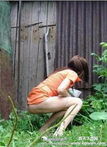 女孩子穿裙子蹲着小便 上街忘记穿内裤内涵图片(8)(点击浏览下一张趣图)