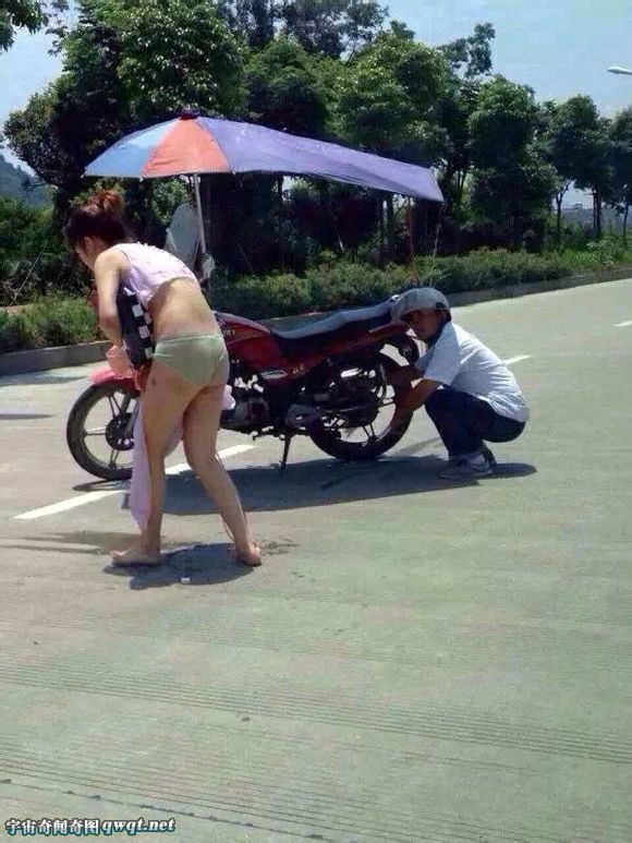 女人穿裙子最尴尬图片 女人夏天最好少穿裙子(8)(点击浏览下一张趣图)