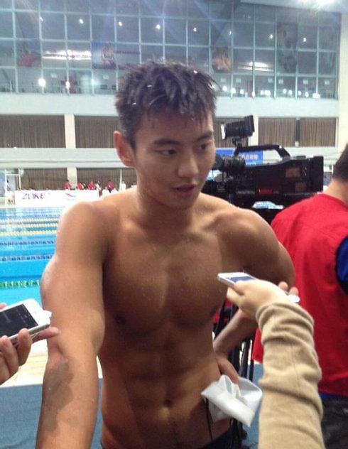 宁泽涛下面多大图 宁泽涛与男子同床 宁泽涛三角泳裤图(7)(点击浏览下一张趣图)