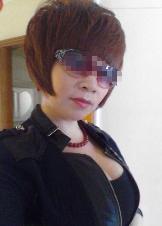50岁的女人出轨图片：40岁女人的夏天家庭照(2)(点击浏览下一张趣图)