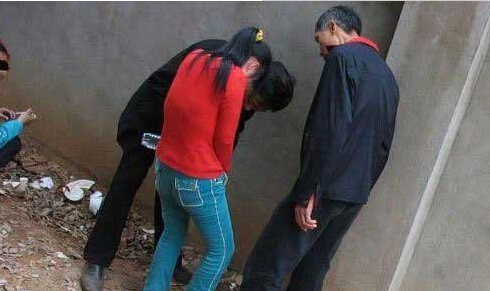 大同天下恋老迷露龟图 老人田间地头偷腥图画：天下大同老人j(10)(点击浏览下一张趣图)