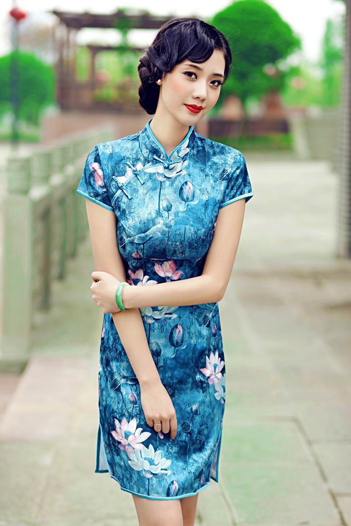 雨后荷塘青丝旗袍美人美江南mm131美女图片(点击浏览下一张趣图)