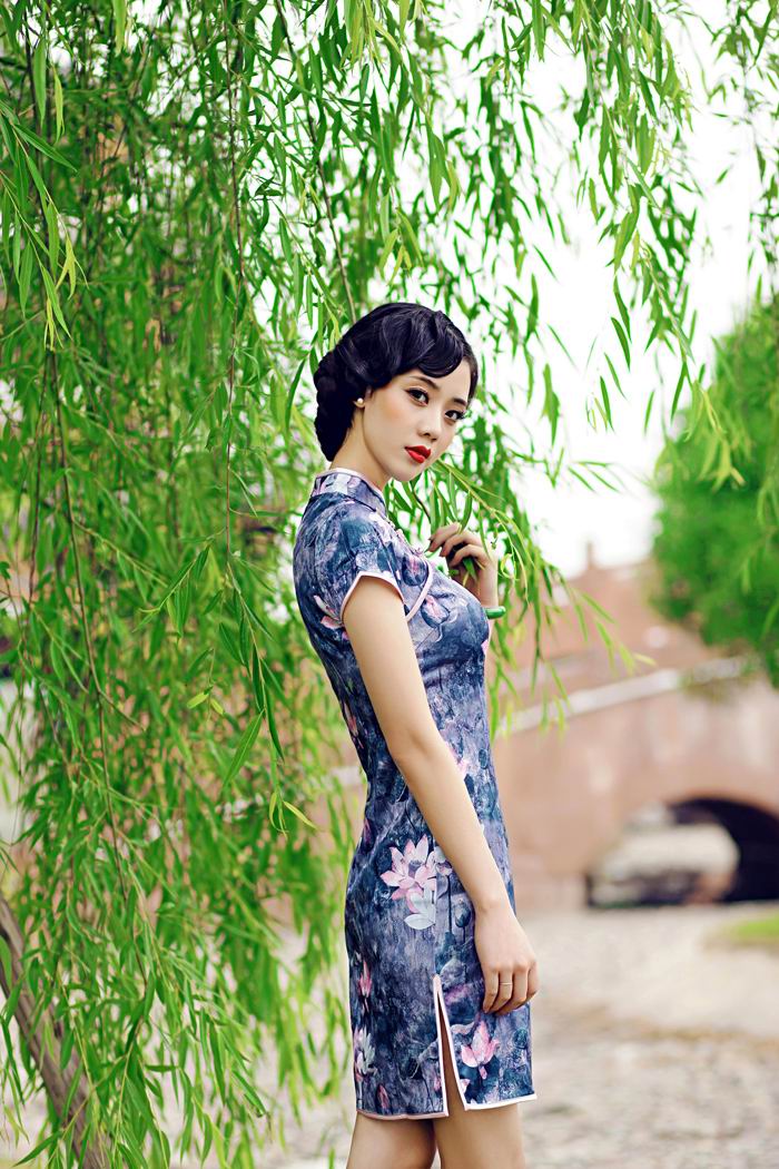 雨后荷塘青丝旗袍美人美江南mm131美女图片(5)(点击浏览下一张趣图)
