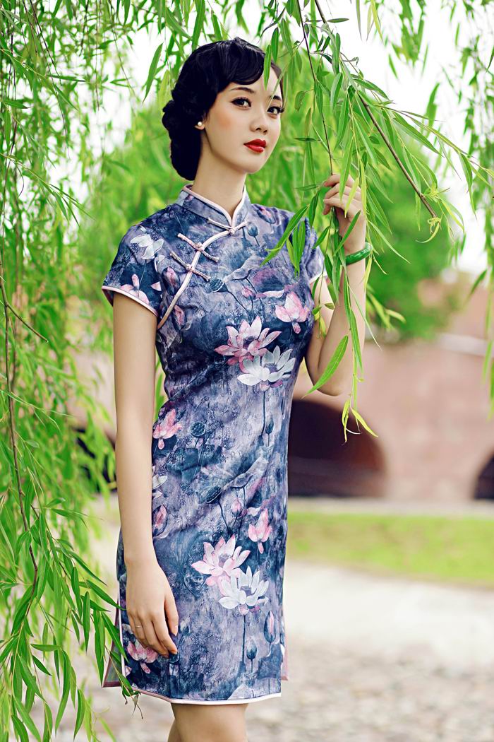 雨后荷塘青丝旗袍美人美江南mm131美女图片(6)(点击浏览下一张趣图)