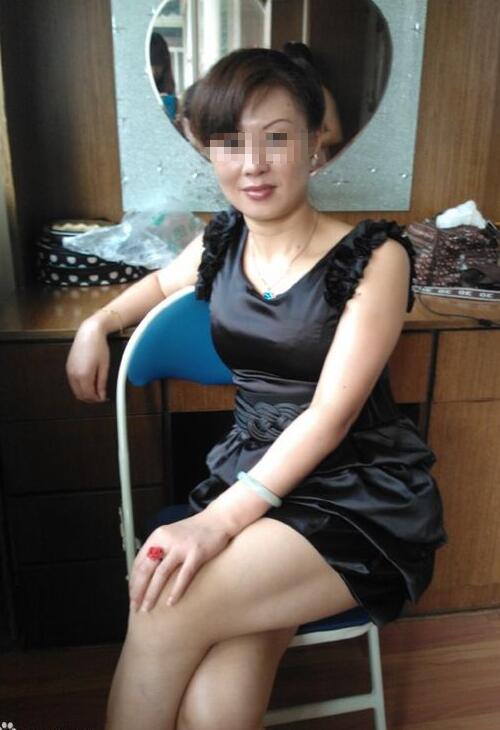 徐娘艳艳图片 美丽大姐照片：老徐娘下蹬露内图(点击浏览下一张趣图)