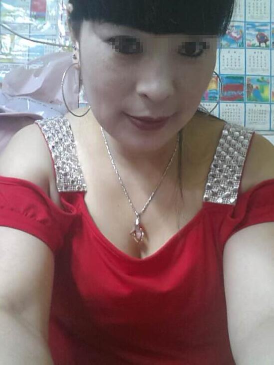 徐娘半老日志图 男公关用嘴伺候富婆(4)(点击浏览下一张趣图)
