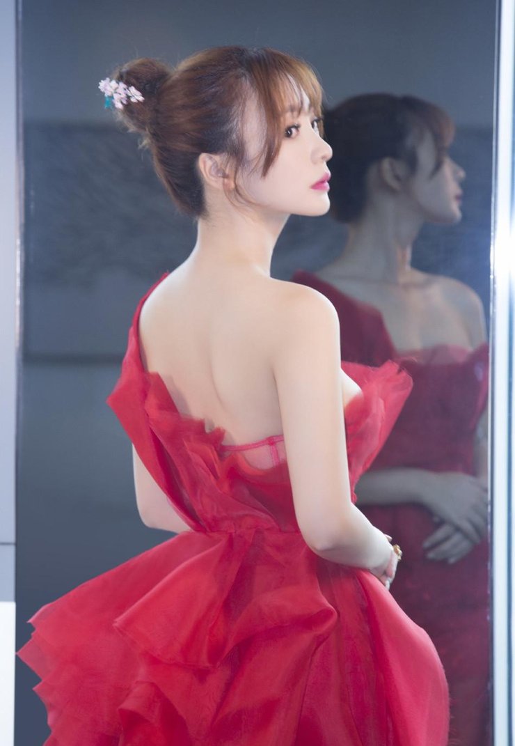 柳岩透视晒红黑造型美照 (4)(点击浏览下一张趣图)