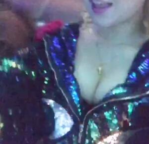 添蛋蛋的图片gif：美女吻男人的蛋蛋 色gif动态图片素材(7)(点击浏览下一张趣图)