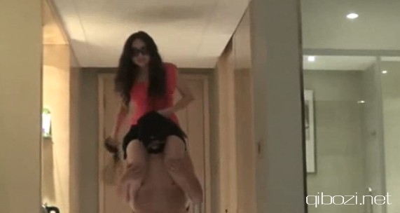 美女剪刀腿夹脖子图：女夹男脖子图片欣赏(2)(点击浏览下一张趣图)