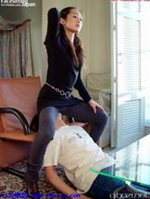 美女剪刀腿夹脖子图：女夹男脖子图片欣赏(4)(点击浏览下一张趣图)