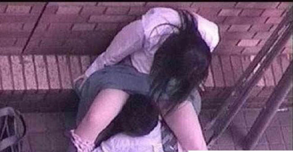初中生早恋图片：偷吃禁果的女孩视频(2)(点击浏览下一张趣图)