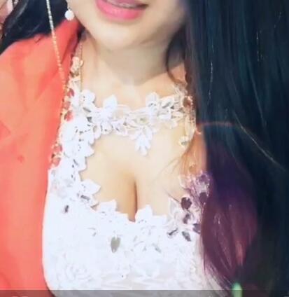 内衣无打底露卫生垫 内衣秀无打底露黑图片(7)(点击浏览下一张趣图)
