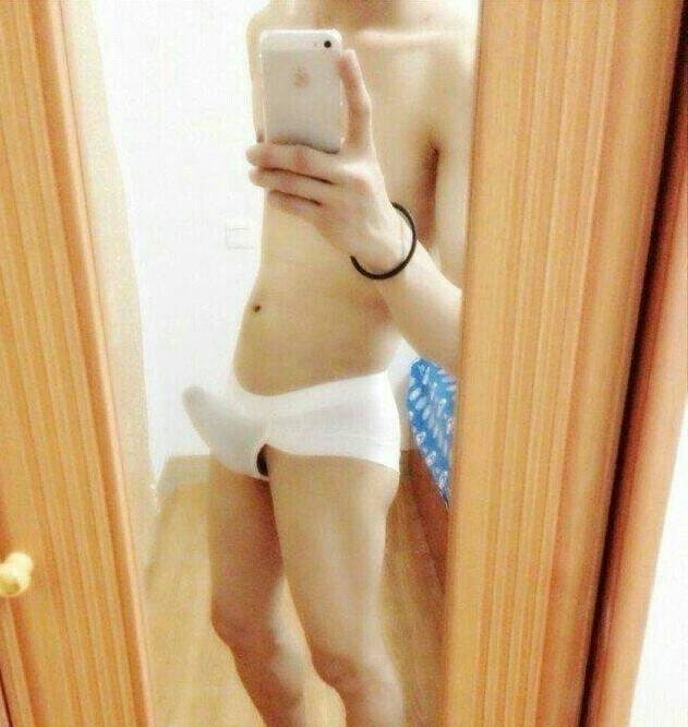 住宿学校男孩裸睡图：裸睡被哥哥发现然后(点击浏览下一张趣图)