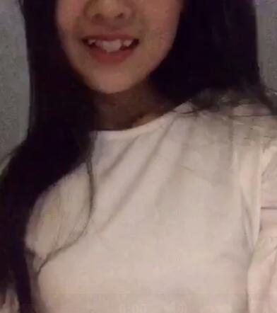 亲亲图片动态图像：看美女的毛毛虫的图片(7)(点击浏览下一张趣图)