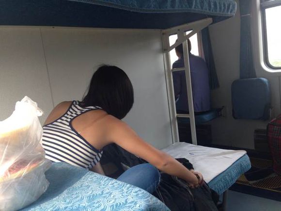 男女公园尴尬图片大全：卧铺曝光图片(4)(点击浏览下一张趣图)