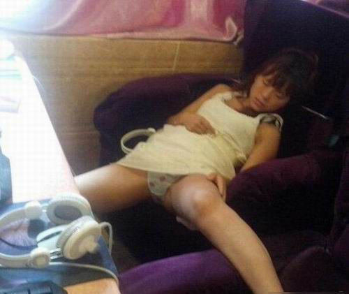 男女公园尴尬图片大全：卧铺曝光图片(7)(点击浏览下一张趣图)
