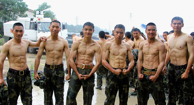阳刚小武警 玩武警少尉 32岁武警老爸(点击浏览下一张趣图)
