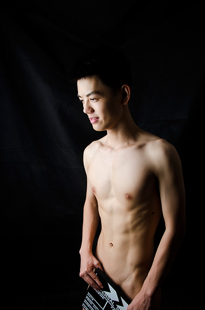王瀚筋流菊花截图  杜达雄男模张亦凡 倪泽经典大曝照(6)(点击浏览下一张趣图)