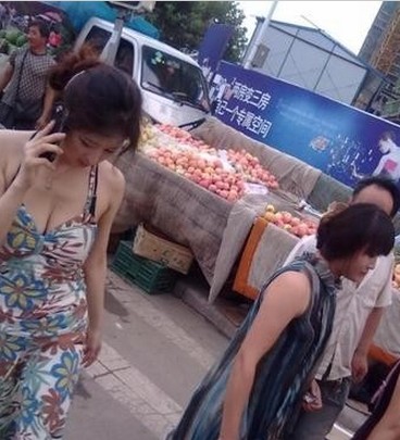 买菜都穿低胸装组图 低胸真的不能在低了(点击浏览下一张趣图)
