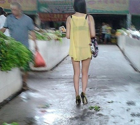 女人故意穿低胸装 蹲着买菜遭偷拍组图(点击浏览下一张趣图)