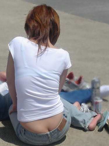 女人故意穿低胸装 蹲着买菜遭偷拍组图(2)(点击浏览下一张趣图)