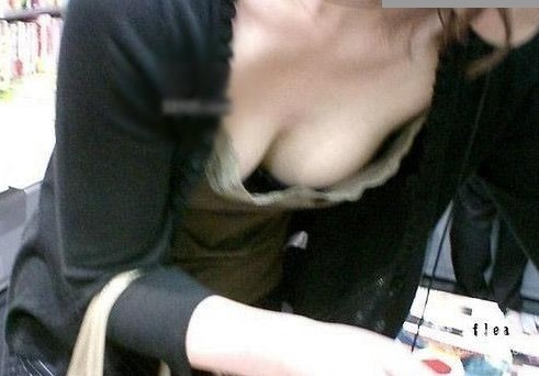 女人故意穿低胸装 蹲着买菜遭偷拍组图(5)(点击浏览下一张趣图)