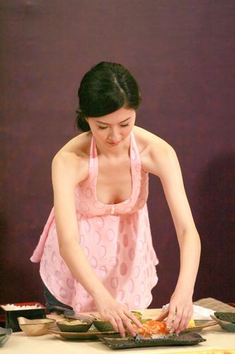 菜市场蹲着买菜女人 忘穿内裤上街买菜 (点击浏览下一张趣图)