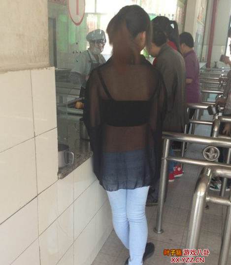 菜市场蹲着买菜女人 忘穿内裤上街买菜 (6)(点击浏览下一张趣图)