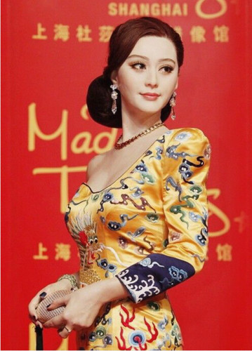范冰冰龙袍礼服(3)(点击浏览下一张趣图)