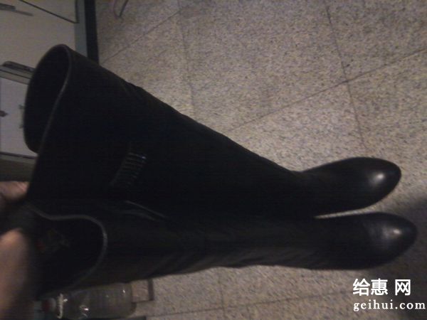门口的长筒靴 同事的靴子 同事放办公室的靴子(3)(点击浏览下一张趣图)