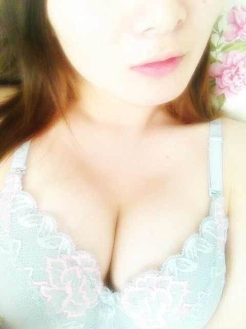 晒胸吧身体乳图片 大胸妹子怎么穿衣(7)(点击浏览下一张趣图)