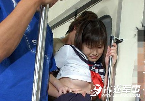 美女挤公交被吃豆腐 美女无奈的被吃豆腐(点击浏览下一张趣图)