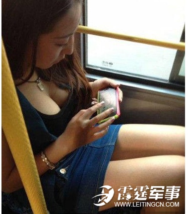 美女挤公交被吃豆腐 美女无奈的被吃豆腐(2)(点击浏览下一张趣图)