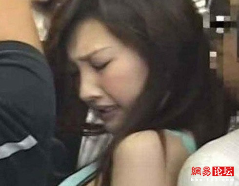 美女挤公交被吃豆腐 美女无奈的被吃豆腐(6)(点击浏览下一张趣图)