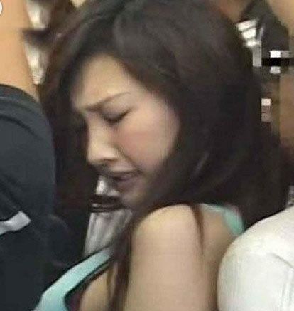 美女挤公交被吃豆腐 美女无奈的被吃豆腐(8)(点击浏览下一张趣图)