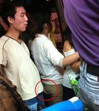 医院里的春光图美女无奈的被吃豆腐  挤公交吃豆腐图片(点击浏览下一张趣图)